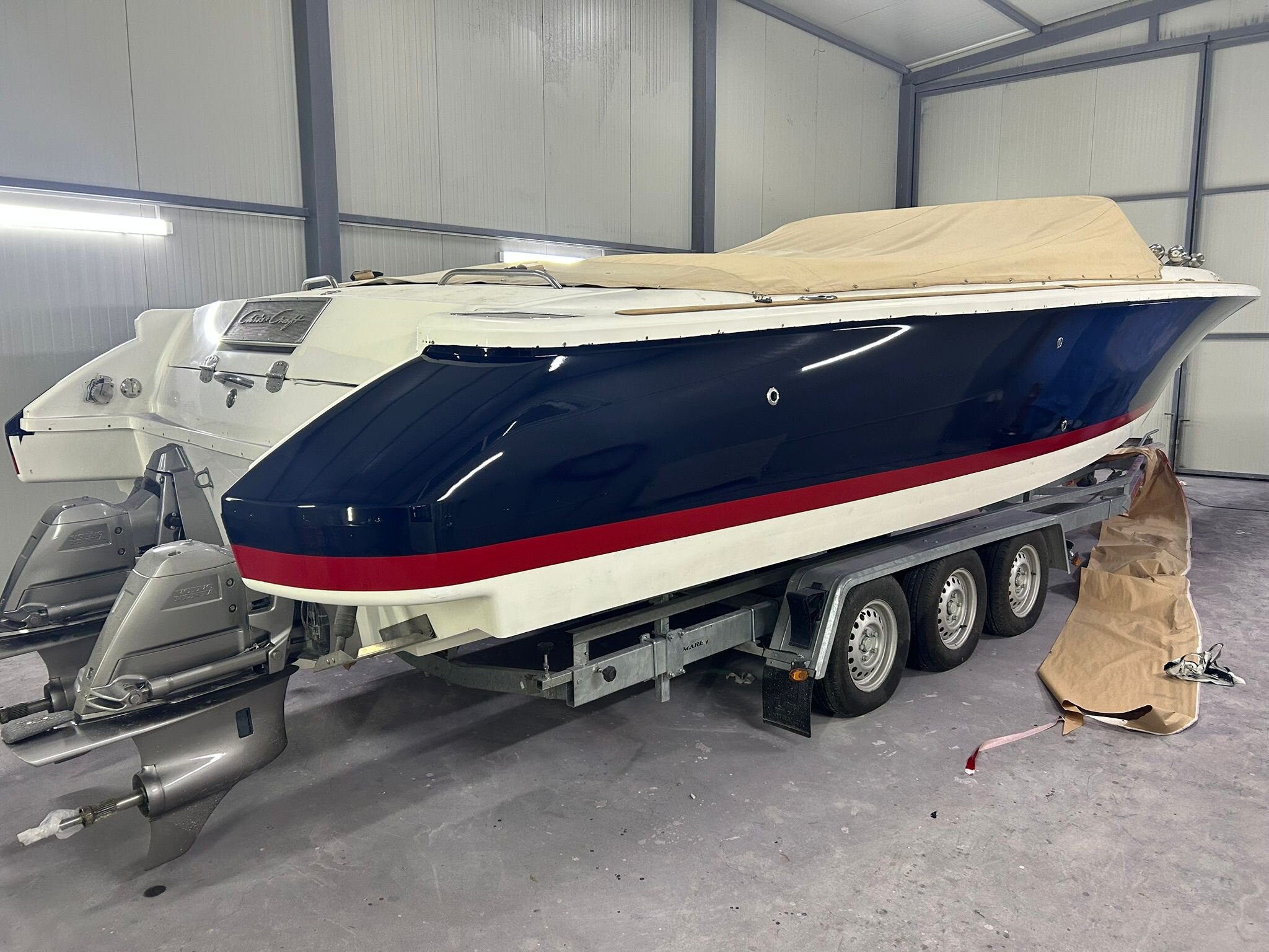 Kompletno farbanje Chris-Craft u teget tonu sa crvenom linijom