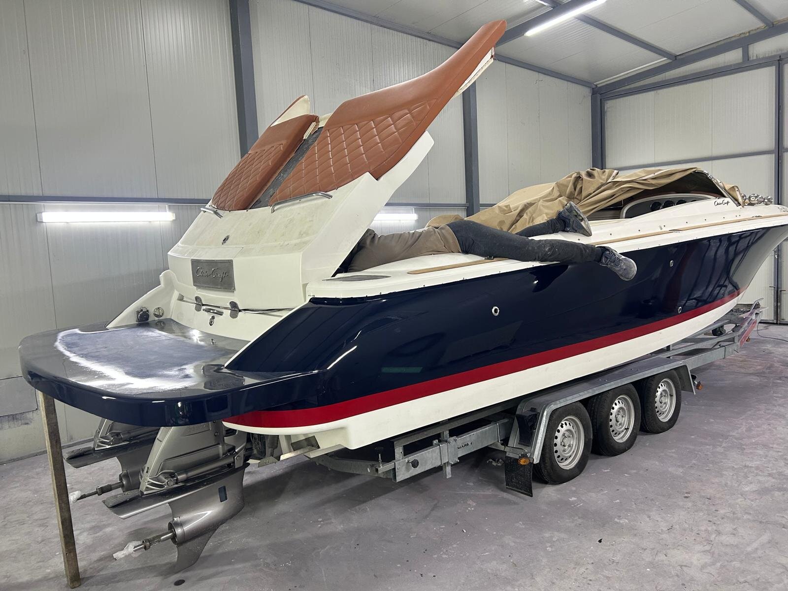 Restauriran Chris-Craft sa plavim trupom visokog sjaja